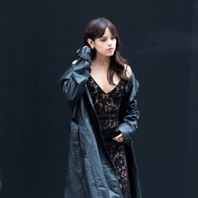 Jenna průhledné modely miluje ať už jde o jakýkoliv materiál. Krajkové šaty doplnila extrémně vysokými podpatky, aby dohnala chybějící centimetry. Herečka měří pouhých 155 cm. 