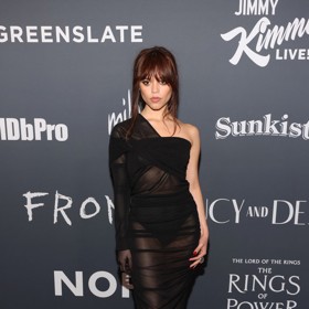 Ortega na další společenské události v průsvitných šatech značky Yves Saint Laurent.  