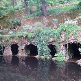 V přilehlém parku zase najdeme četné podzemní tunely.