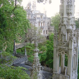 Komplex Quinta da Regaleira je zajímavý zejména svou rozsáhlostí. Najdeme zde velké množství věží a věžiček.