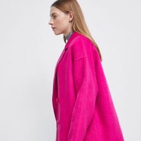 Volný kabát v odstínu magenty můžete jednoduše doplnit k jednobarevnému outfitu v odstínech, jako je černá, bílá, béžová nebo šedá. Medicine, 2 799Kč