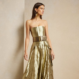 Nádherné zlaté šaty s páskem od značky Ralph Lauren za 5 990 eur. 