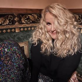 Vendula Pizingerová se tentokrát ve své rubrice Máma na přechodu věnuje adventnímu období, které je i časem zabijaček a charity. 