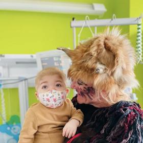 Vendula Pizingerová popisuje ve své rubrice Máma na přechodu  Mikulášskou besídku, kterou každoročně pořádá s nadací Kapka naděje pro nemocné děti v Motole.