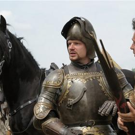 Brnění, které měl na sobě Kryštof Hádek, bylo poprvé použito ve filmu Příběh rytíře (2001) s Jamesem Purefoyem.