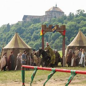 Do natáčení rytířského turnaje zasáhla silná bouřka, která štábu Korunního prince poničila několik stanů a dalších rekvizit.