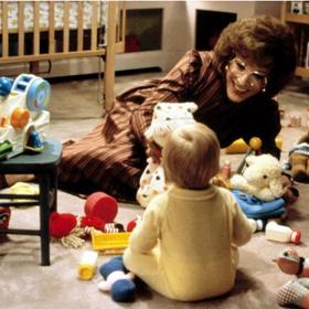 Když se Dustin Hoffman vypravil v tomto převleku na třídní schůzky svých dětí, nikdo prý nepoznal, že není jejich skutečná tetička.