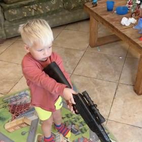 Po vzoru táty myslivce Pepíček ani vteřinu neváhal a byl připraven do boje.