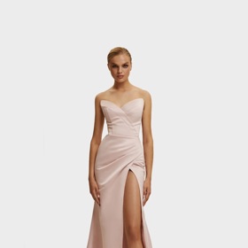 Pudrově růžová róba pochází od značky Milla, 230 dolarů.