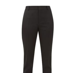 Ke smokingovému saku náleží i smokingové kalhoty, ideálně v tomto cigaretovém střihu, který sluší téměř každé postavě. Saint Laurent, 19 156 Kč