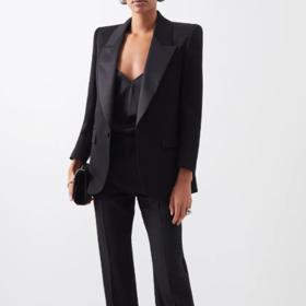 Takto vypadá aktuální dámský smoking Saint Laurent. Maximálně nadčasový, lichotivý a s dokonalou fazónou. 55 529 Kč