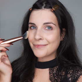 Jako první jsem nanesla make-up Rimmel Match Perfection, který mi zajistí hydrataci a skvělé sjednocení pleti po celý den. 