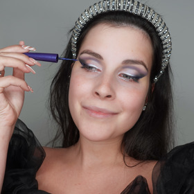 Párty líčení můžete ozvláštnit barevnou linkou, já použila rovnou dva odstíny linek od Rimmel, a to tmavě modrou do vnějšího koutku a světlou na vnitřní stranu oka.