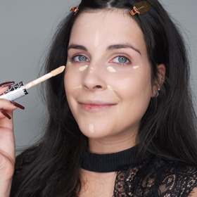 Na projasnění pleti a případné nedokonalosti aplikuji korektor Multi-Tasker. Stačí ho jen malé množství pod oči, na bradu, nos a čelo a docílíte tak přirozeného vzhledu. Nejradši ho do pleti zapracovávám houbičkou, protože je to rychlá aplikace, i pokud zrovna spěcháte. 