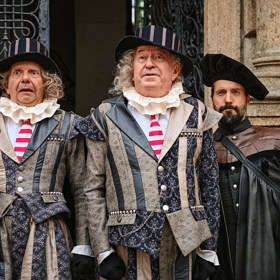 Tajemství staré bambitky 2: Zlotřilí rádcové Ferenc (Miroslav Vladyka) a Lorenc (Jiří Lábus) hledají místo, kde by mohli znovu začít kout pikle. Jejich obětí se stane mladá a nezkušená královna Julie (Veronika Khek Kubařová).