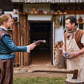 Nastal čas oprášit starou bambitku a povolat loupežníka Karabu (Ondřej Vetchý)?