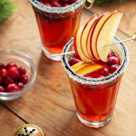 I děti ocení nápoj na zahřátí jako třeba dětský punč, připravuje se z jablečného džusu a nesmí v něm chybět kousky ovoce.