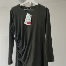 Šaty jsou ze Zary a jejich cena po slevě byla 399 Kč. 