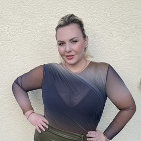 Druhý outfit sestavila z body a sukně. 