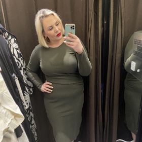 Jako první jsem ve slevách objevila šaty, které díky řasení na boku lehce zamaskují větší bříško. Pod tento typ šatů boubelkám doporučuji stahovací prádlo. Na snímku jej nemám, aby bylo vše autentické. 