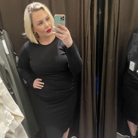 Šaty mají i v černé barvě, tam už stahovací prádlo není takovou nutností, protože tmavá barva lépe zeštíhlí. 