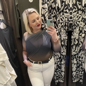 Druhou věc, kterou jsem koupila ve výprodejích, bylo toto průsvitné body. Líbilo se mi hlavně proto, že se hodí jak ke kalhotům, tak i k sukni, kterou jsem koupila v dalším obchodě. Pod body mám ještě tílko se všitou podprsenkou, ale odvážnější dámy mohou jen s podprsenkou. 