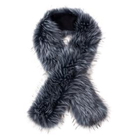 Šála může mít i podobu kožešiny. Tato syntetická je velmi povedená a bude vypadat skvěle na černém nebo šedém kabátě. Art of Polo, 699 Kč