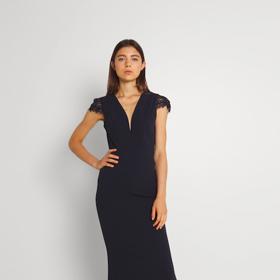 Tmavomodré šaty s detailem krajkových rukávů mají lichotivou siluetu a nadčasový střih. Wal G, 1 320 Kč