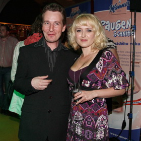 Imitátor Petr Jablonský se s Miluškou Bittnerovou seznámil díky Františku Ringo Čechovi - zahráli si spolu v divadelní hře Dívčí válka.