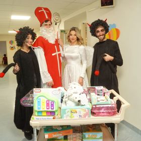 Na Mikuláše přišla Michaela Tomešová dělat radost dětem v Thomayerově nemocnici.