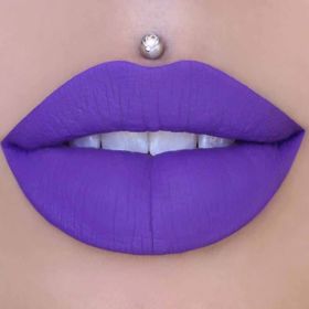 Fialová pusa nalíčená tekutou rtěnkou I am Royalty. Jeffree Star, 499 Kč