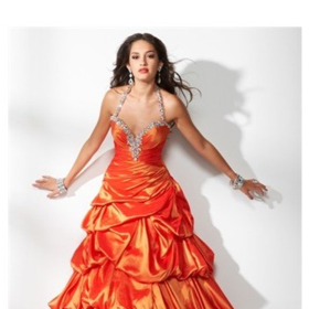 Lesklé šaty se zdobením upravené na míru. Hollywoodstyle, 6 800 Kč