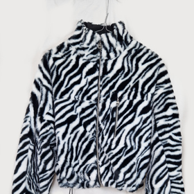 Základním stavebním kamenem celého outfitu byla tato chlupatá bundička se zebřím vzorem.