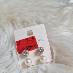 Dvoje náušnice za 50 Kč. Měly sice zlaté detaily, které se mi k outfitu úplně nehodily, ale u perliček to nebylo zezadu vůbec vidět. 