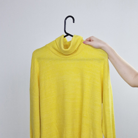 Žlutý svetřík z H&M.