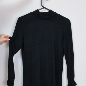 Černý rolák značky Sinsay.