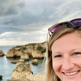 Podle zásad unschoolingu se dítě může samo rozhodnout, kdy, jak a zda vůbec se chce vzdělávat. Na tomto principu se učila také Zdeňčina starší dcera, která nikdy nechodila do školy.