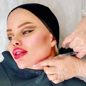 Gabriella podstupuje zákroky, které její tvář a tělo dělají souměrnými.