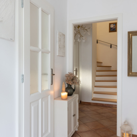 Bílá barva prostupuje celým interiérem domu.