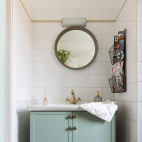 Nábytek v koupelnách nechala Lucie natřít na svoji oblíbenou barvu Windmill Lane.