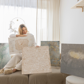 Dům zdobí také obrazy, které Lucie Volfová sama tvoří.