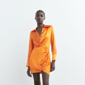 Krátké šaty s límečkem, dlouhými rukávy s manžetou, detailem vrstvené zavinovací látky, sklady a předním zapínáním na knoflíky. Zara, 499 Kč