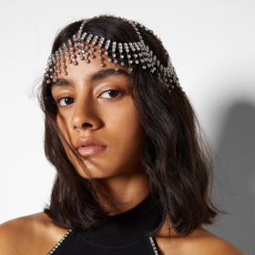 Šperk do vlasů se štrasem a holografickým efektem. Bershka, 299 Kč