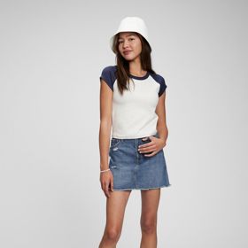 Mini sukně nad kolena. Gap, 1 199 Kč 