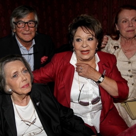 Jiřina Jirásková, Jiřina Bohdalová a Iva Janžurová uvedly v roce 2011 v Karlových Varech svůj kultovní film Světáci. Lóži s nimi sdílel Jiří Bartoška.