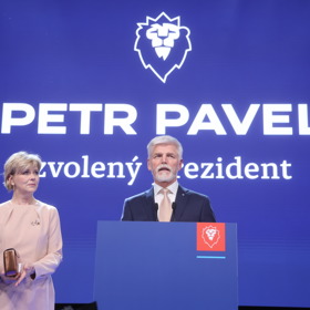 Eva Pavlová oblékla na slavnostní odpoledne světle růžové šaty midi délky.