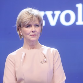 Brož je ve tvaru květu růžového kaštanu z Valdštejnské zahrady.