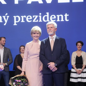 Od svého muže dostala Eva velkou květinu.