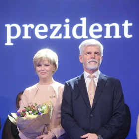 Eva Pavlová si ve slavnostní den vybrala u Hanuše Lamra také náušnice s motivem violek.