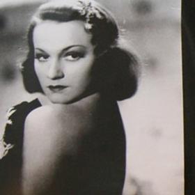 Adina Mandlová přišla o tatínka, když jí bylo sedm. Přestože rodina zchudla a její život se ubíral trochu jiným směrem, nakonec se stala slavnou.